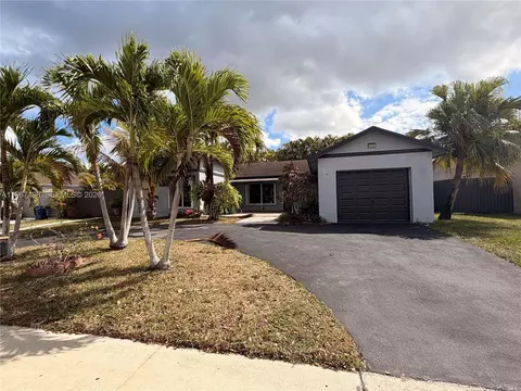 6080 NW 199th St, Hialeah, FL 33015