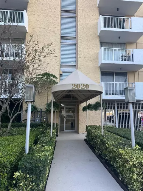 2020 NE 135th St #811, North Miami, FL 33181