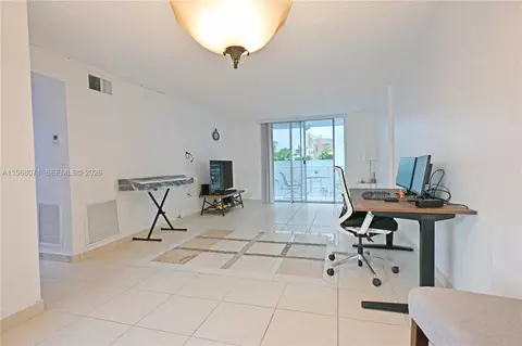 947 Lenox Ave #203, Miami Beach, FL 33139