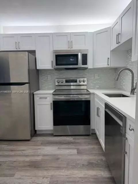 9370 SW 8th St #418, Boca Raton, FL 33428