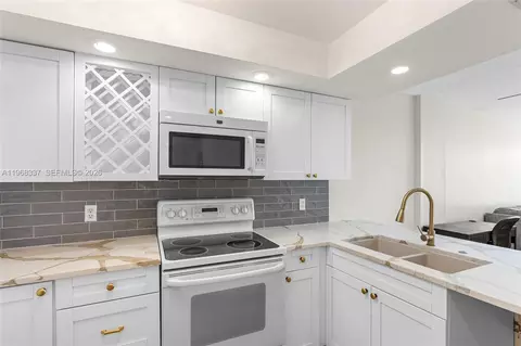 112 Royal Park Dr #3H, Oakland Park, FL 33309