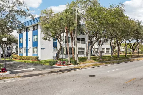3220 Holiday Springs Blvd #1-102, Margate, FL 33063