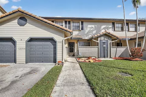 9080 Vineyard Lake Dr, Plantation, FL 33324