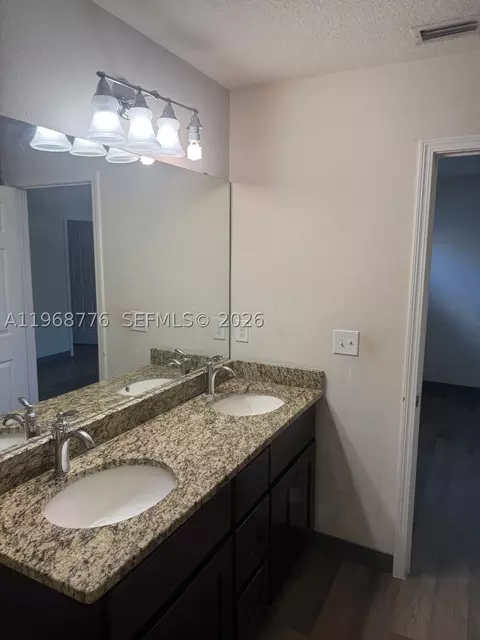 Bath - 4717 Chatterton Way, Riverview, FL 33578 photo 4 of 4