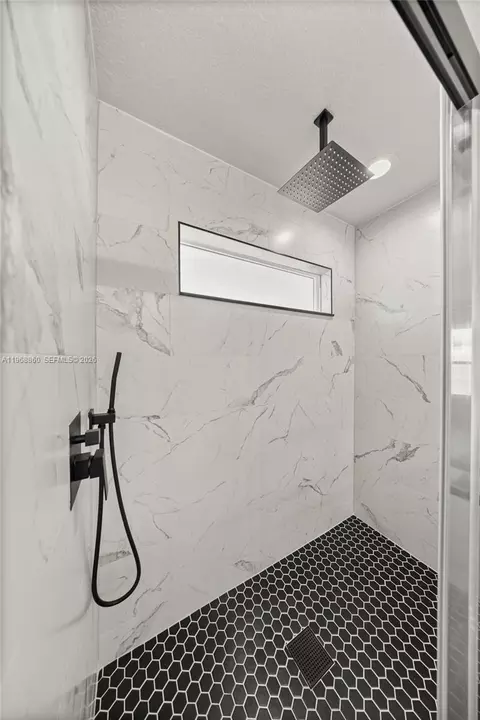 Bath - 9989 SW 42nd Ave, Ocala, FL 34476 photo 2 of 3