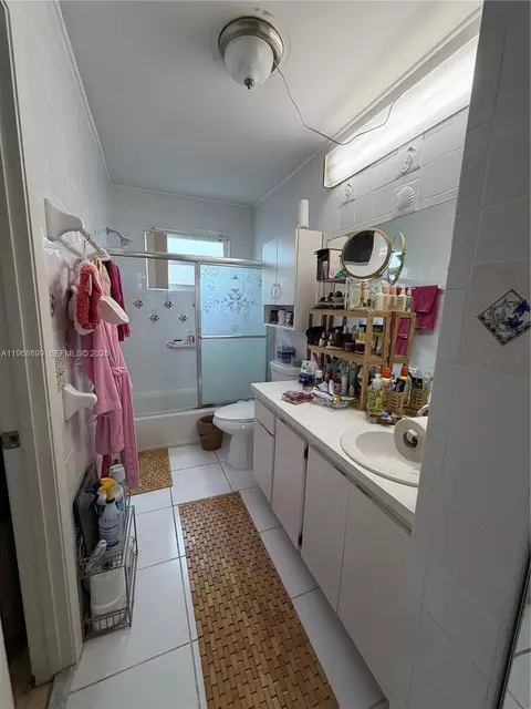 Bath - 19804 NW 67th Ct, Hialeah, FL 33015 photo 1 of 2