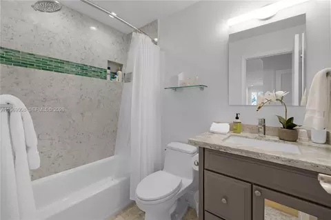 Bath - 26 Marlin Ln #B, Key Largo, FL 33037 photo 2 of 2