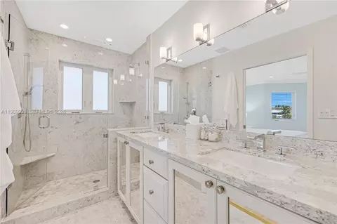 Bath - 26 Marlin Ln #B, Key Largo, FL 33037 photo 1 of 2