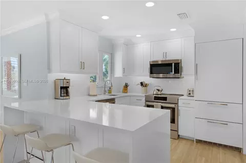 Kitchen - 26 Marlin Ln #B, Key Largo, FL 33037 photo 1 of 1