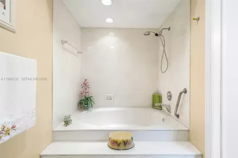 Bath - 14842 Breckness Pl, Miami Lakes, FL 33016 photo 2 of 4