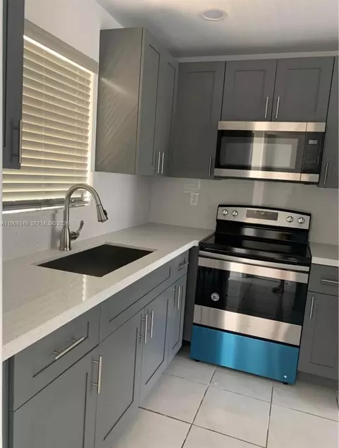 7505 SW 82nd St #306, Miami, FL 33143