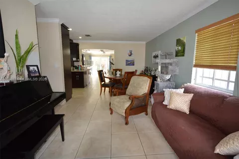 890 E 38th St, Hialeah, FL 33013