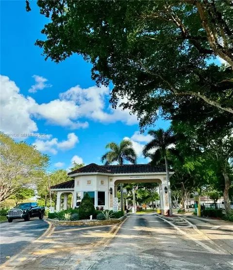 900 Saint Charles Pl #316, Pembroke Pines, FL 33026