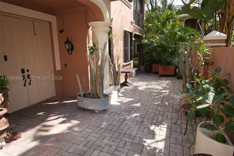 2706 Kinsington Cir #23-2, Weston, FL 33332