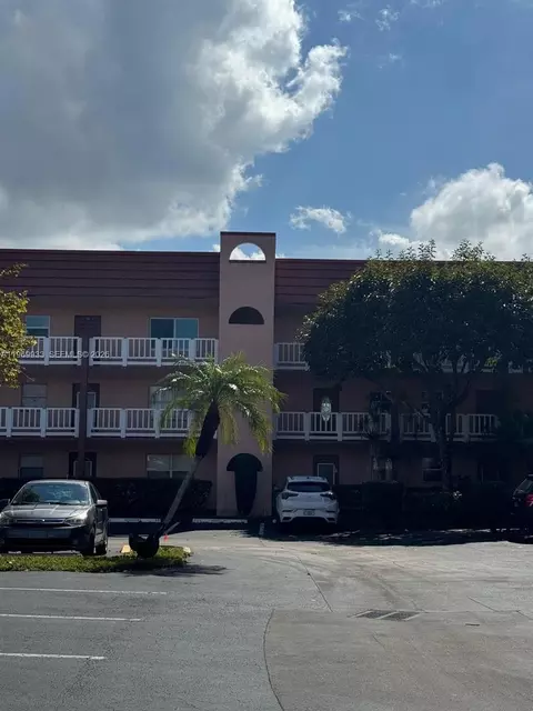 9420 Sunrise Lakes Blvd #105, Sunrise, FL 33322
