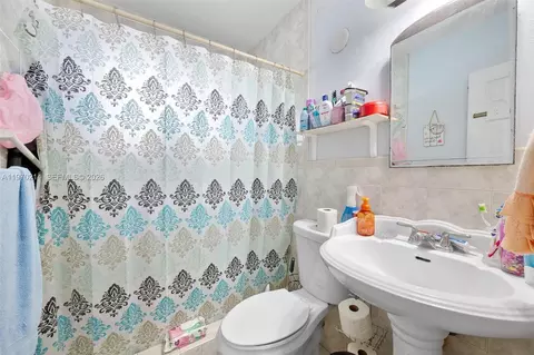 Bath - 590 W 35th Pl, Hialeah, FL 33012 photo 2 of 2