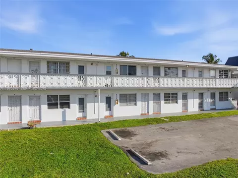 15 NW 204th St #30, Miami Gardens, FL 33169