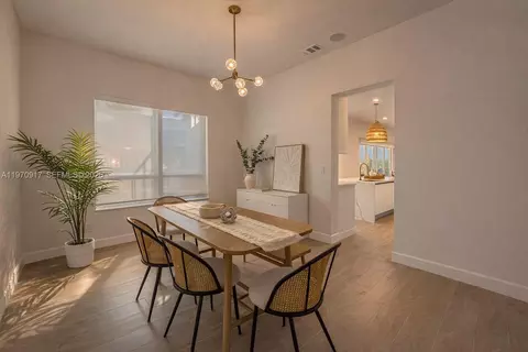 2556 Jardin Mnr, Weston, FL 33327