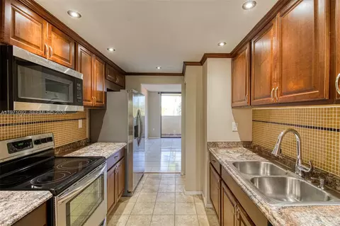 7401 NW 16th St #408, Plantation, FL 33313