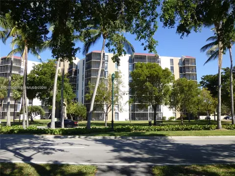 3101 N Country Club Dr #107, Aventura, FL 33180