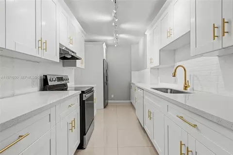 4200 Hillcrest Dr #406, Hollywood, FL 33021