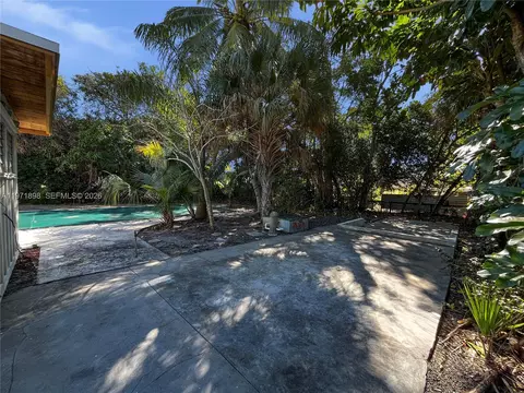 Exterior - 325 SW Manor Dr, Stuart, FL 34994 photo 8 of 10