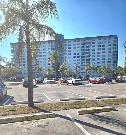 4001 Hillcrest Dr #909, Hollywood, FL 33021