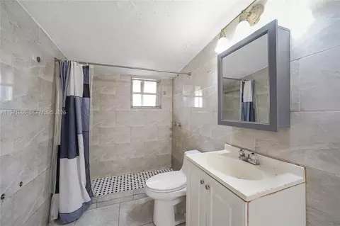 Bath - 840 E 17th St, Hialeah, FL 33010 photo 2 of 5
