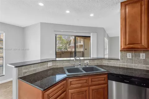 8613 Mallard Reserve Dr #102, Tampa, FL 33614