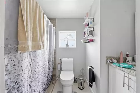 Bath - 511 E 27th St, Hialeah, FL 33013 photo 3 of 4