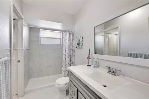 5002 NW 35th St #306, Lauderdale Lakes, FL 33319