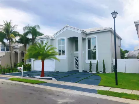 926 SW 102nd Ter, Pembroke Pines, FL 33025