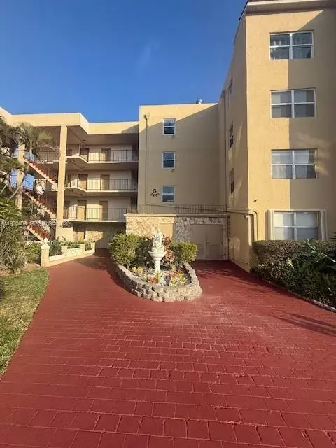 2801 Somerset Dr #105, Lauderdale Lakes, FL 33311