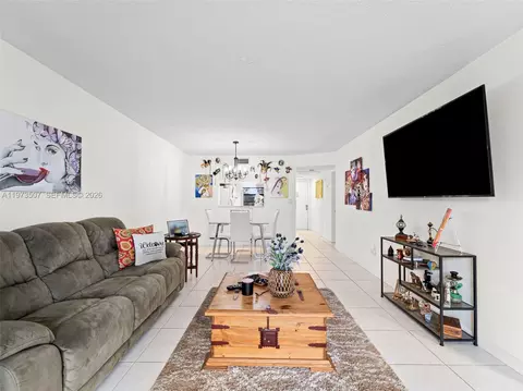 901 Colony Point Cir #304, Pembroke Pines, FL 33026