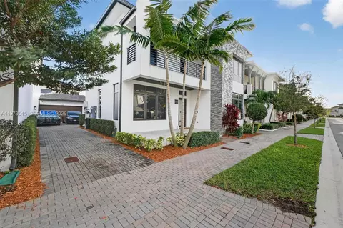 8126 NW 48th Ter, Doral, FL 33166