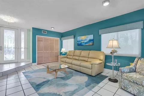 Living - 1218 Mockingbird Rd, Key Largo, FL 33037 photo 2 of 5