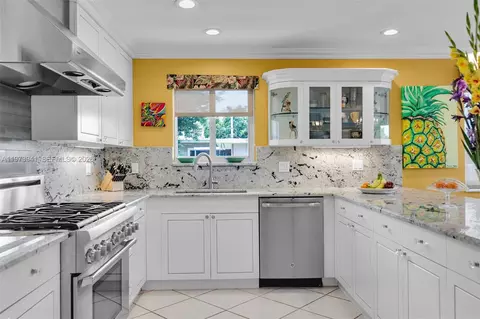Kitchen - 1218 Mockingbird Rd, Key Largo, FL 33037 photo 4 of 5