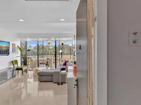 20335 W Country Club Dr #310, Aventura, FL 33180