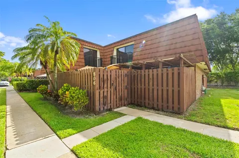 806 SW 119th Way, Davie, FL 33325