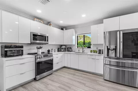 Kitchen - 42 W 44th St, Hialeah, FL 33012 photo 2 of 2