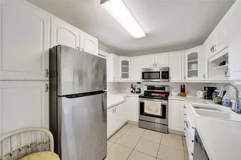 Kitchen - 324 SE 10th St #208, Dania Beach, FL 33004 photo 3 of 10