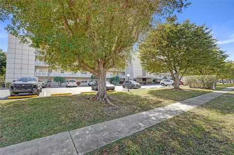 Exterior - 324 SE 10th St #208, Dania Beach, FL 33004 photo 1 of 10