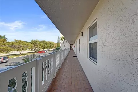 Entry Way - 324 SE 10th St #208, Dania Beach, FL 33004 photo 3 of 6