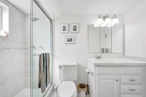 Bath - 324 SE 10th St #208, Dania Beach, FL 33004 photo 1 of 6