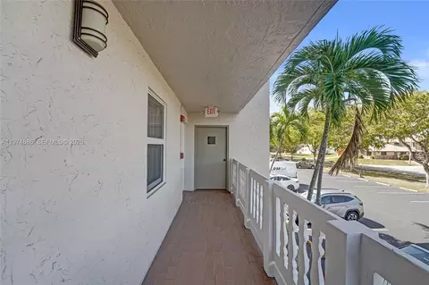 Exterior - 324 SE 10th St #208, Dania Beach, FL 33004 photo 4 of 10