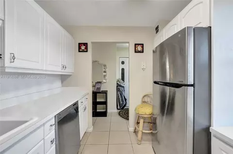 Kitchen - 324 SE 10th St #208, Dania Beach, FL 33004 photo 8 of 10