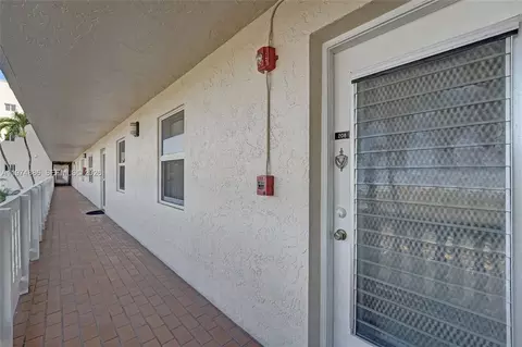 Entry Way - 324 SE 10th St #208, Dania Beach, FL 33004 photo 2 of 6