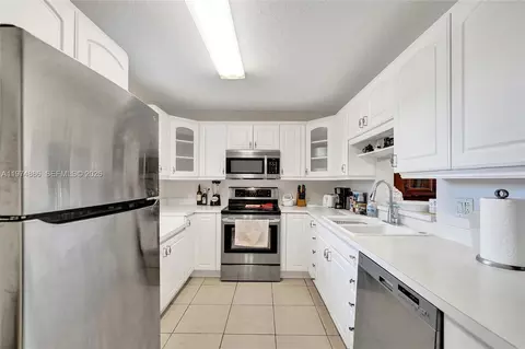 Kitchen - 324 SE 10th St #208, Dania Beach, FL 33004 photo 2 of 10