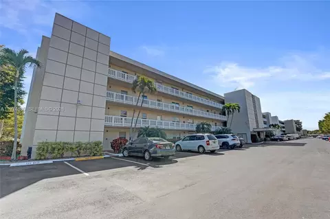 Exterior - 324 SE 10th St #208, Dania Beach, FL 33004 photo 3 of 10