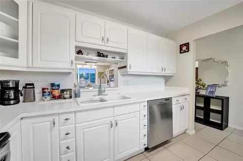 Kitchen - 324 SE 10th St #208, Dania Beach, FL 33004 photo 6 of 10